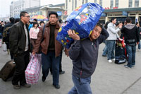 Des travailleurs chinois arrivent à la gare de Xian dans la province de Shaanxi après avoir perdu leur emploi dans la région de Guangdong, le 23 novembre 2008.(Photo : AFP)