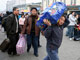 Des travailleurs chinois arrivent à la gare de Xian dans la province de Shaanxi après avoir perdu leur emploi dans la région de Guangdong, le 23 novembre 2008.(Photo : AFP)
