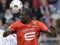 Le Rennais Kader Mangane (d) à la lutte avec le Nancéien Andre Luiz.(Photo : AFP/Jean-Christophe Verhaeg)