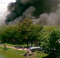 Le bâtiment de la Télévision nationale malgache a été incendié en marge des manifestation contre le président Marc Ravalomanana, le 26 janvier 2009.(Photo : AFP)