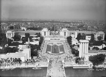 1937, Palais de Chaillot. Pavillons de l'Allemagne et de l'URSS.Crédit : Médiathèque de l'architecture et du patrimoine