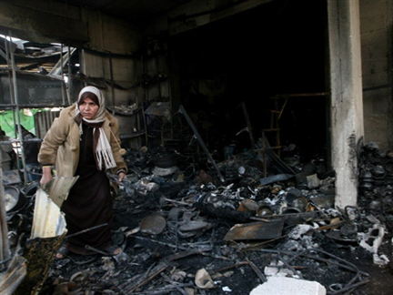 Une femme palestinienne dans les décombres de la mosquée Al-Abrar après des raids aériens israéliens sur Rafah, dans la Bande de Gaza, le 15 janvier 2009. 

		( Photo : AFP )