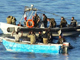 Des militaires français procèdent à l'arrestation de pirates somaliens après avoir déjoué leur attaque contre un cargo battant pavillon du Panama, le 1er janvier 2008 dans l'est du golfe d'Aden en Somalie. ( Photo : Ministère de la défense / AFP )