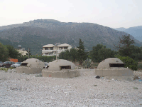 Des bunkers dans la localité d'Himara en Albanie.(Source: Wikipédia)
