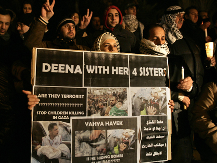 Manifestation à Amman (Jordanie), le 31 décembre 2008. Cinq jours de raids aériens israéliens à Gaza ont déjà fait plus de 400 morts et 2 000 blessés.( Photo : Muhammad Hamed/ Reuters )