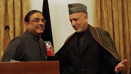 Le président afghan Hamid Karzaï (d) reçoit son homologue pakistanais Asif Ali Zardari à Kaboul, le 6 janvier.(Photo : Reuters)