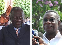 John Atta-Mills (d) succède à John Kufuor (g) à la tête du Ghana.(Photos : Government of Ghana/ Montage RFI)