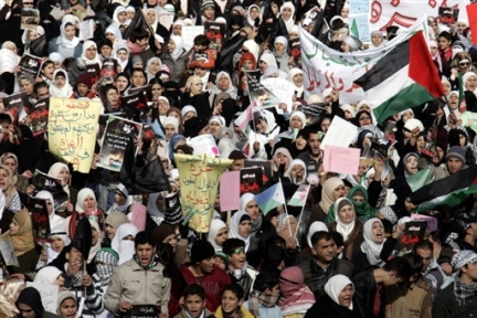 Manifestation contre les bombardements israéliens sur Gaza, dans les rues d'Amman en Jordanie, le 1er janvier 2009.(Photo : AFP)