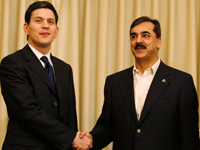 Le Premier ministre pakistanais Yousaf Raza Gilani (D) serre la main au ministre britannique des Affaires étrangères  David Miliband (G) à Islamabad le 16 janvier 2009. ( Photo : Mian Khursheed / Reuters )