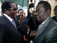 Le leader du MDC, Morgan Tsvangirai (d) et le président zimbabwéen Robert Mugabe (g), le 19 janvier 2009.(Photo : Montage RFI/ Reuters )