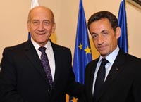 Le Premier ministre israélien Ehud Olmert (g) reçoit le président français Nicolas Sarkozy (d) le 5 janvier à Jérusalem.(Photo : Reuters)