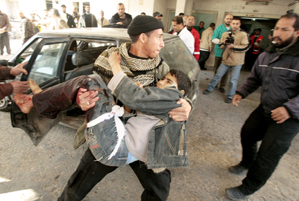Dans la bande de Gaza, un jeune Palestinien blessé est emmené à l’hôpital, le 4 janvier 2008. (Photo : Reuters)