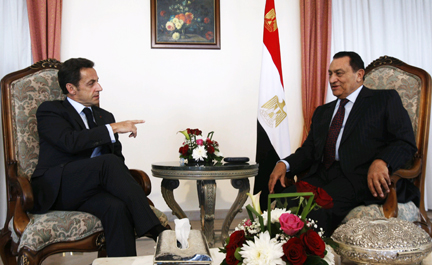Le président français Nicolas Sarkozy (G) et son homologue égyptien, Hosni Moubarak   discutent, le 5 janvier 2009 à Charm el-Cheikh, des moyens de mettre fin à l'offensive israélienne dans la bande de Gaza.(Photo : Reuters)