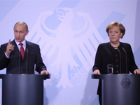 La Chancelière allemande Angela Merkel (D) et le  Premier ministre russe Vladimir Poutine(G), tenant une conférence de presse le 16 Janvier 2009 à Berlin.( Photo : Michael Kappeler / AFP )