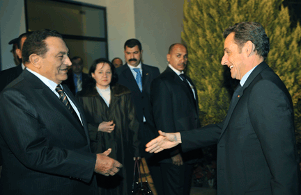 Le président égyptien Hosni Moubarak accueille Nicolas Sarkozy à Charm-el-Cheikh le 6 janvier 2009.(Photo: Reuters)