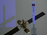 Modèles réduits du satellite vénézuélien « Venesat 1-Simon Bolivar »  et de son lanceur chinois.( Photo: Thomas Coex/AFP )
