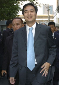 Le Premier ministre thaïlandais Abhisit Vejjajiva devant le quartier général du Parti démocrate, le 29 décembre 2008.(Photo : Reuters)