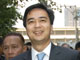 Le Premier ministre thaïlandais Abhisit Vejjajiva devant le quartier général du Parti démocrate, le 29 décembre 2008.(Photo : Reuters)