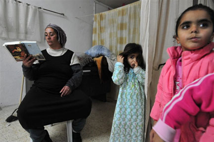 Une famille israélienne dans un abri à Beersheva, dans le sud d'Israël, le 1er janvier 2009.(Photo : AFP)