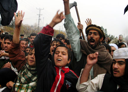 Des milliers d'Afghans ont manifesté contre le président Hamid Karzaï et les Etats-Unis, dans le district de Mehtar Lam de la province de Laghman, le 25 janvier 2009.(Photo : Reuters)