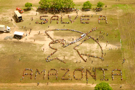 Une vue aérienne des manifestants réunis au Forum social mondial de Belem pour lutter contre la déforestation de l'Amazonie.(Photo : Reuters)