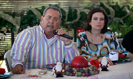 L'ancien président du Nicaragua, Arnoldo Aleman, accompagné de sa femme, lors d'une conférence de presse, à Managua, le 12 décembre 2008.(Photo : Reuters)