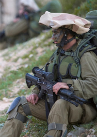 Un artilleur israélien en position au nord de la frontière de Gaza.(Photo: AFP)