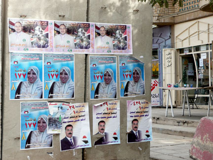 Les affiches de campagne électorale tapissent les murs de Bagdad.(Photo : C. Verlon / RFI)