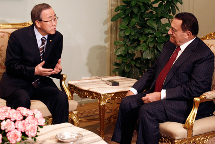 Ban Ki-moon, le Secrétaire général des Nations unies (G) rencontre le président égyptien Hosni Moubarak, au Caire, première étape de sa tournée au Proche-Orient, le 14 janvier 2009. (Photo : Reuters)