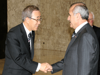 Michel Sleimane, président du Liban&nbsp;(D) reçoit Ban Ki-moon, secrétaire général des Nations unies&nbsp;(G), au palais présidentiel à Baabda près de Beyrouth, le 17&nbsp;janvier 2009.(Photo : Reuters)