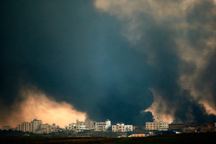 Nuages de fumée lors de l'offensive israélienne au nord de la bande de Gaza, en fin d'après-midi, le 11 janvier 2009.(Photo : Reuters)