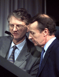 Michel Pébereau&nbsp;(d) et Baudouin Prot&nbsp;(g), ont été les premiers à annoncer, le 17&nbsp;janvier, qu’ils renonçaient à leur bonus de 2008.(Photo : AFP)
