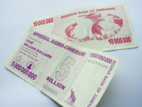 Le Zimbabwe mettra prochainement un billet de 100 000 000 000 000 (cent mille milliards) de dollars pour contrer la pénurie d'argent liquide. (Photo : DR)