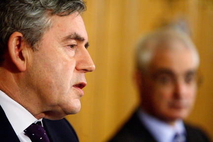 Le Premier ministre britannique Gordon Brown lors d'une conférence de presse à  Downing Street, sous le regard d'Alistair Darling, son ministre des Finances.(Photo : Reuters)