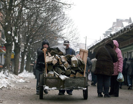 Vendeurs de bois à Sofia, en Bulgarie, où la température a chuté à - 8°, le 11 janvier 2008. La Bulgarie reste très pénalisée par l'arrêt total des livraisons de gaz russe.(Photo : AFP)