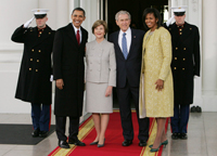 Le président américain George W. Bush et son épouse (c), entouré de Barack Obama et Michelle Obama, à la Maison Blanche à Washington, le 20 janvier 2009.  (Photo : Reuters)