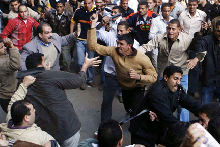 Au Caire, des manifestants de la confrérie des Frères musulmans affrontent des policiers en civil pendant une manifestation contre les raids israéliens sur Gaza, le 2 janvier 2009.(Photo : Reuters)