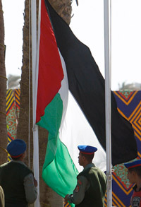 Le personnel de la sécurité égyptienne hissant le drapeau palestinien avant le sommet international de Charm el-Cheikh.(Photo : Reuters)