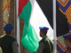 Le personnel de la sécurité égyptienne hissant le drapeau palestinien avant le sommet international de Charm el-Cheikh.(Photo : Reuters)