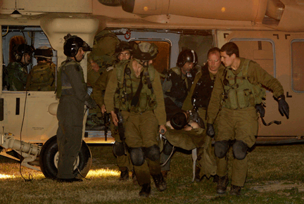 Evacuation d'un soldat israélien blessé vers l'hôpital de Beersheba, le 5 janvier 2009.(Photo: reuters)
