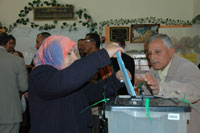 Une habitante de Bagdad glisse son bulletin de vote.(Photo: Claude Verlon / RFI)