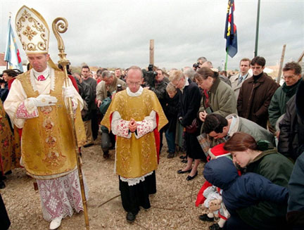 Mgr Bernard Fellay (g) successeur de Mgr Lefebvre devant l'église Saint-Martin des Gaules à Noisy-le-Grand, le 11 novembre 1997, lors de la consécration de ce premier lieu de culte construit par les catholiques traditionalistes.(Photo : AFP)