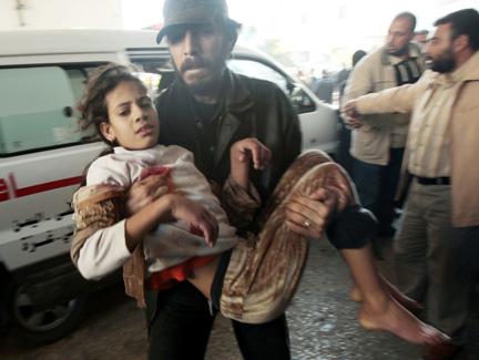 Une fille palestinienne blessée est portée à l'hôpital de Shifa à Gaza. L'opération israélienne "plomb durci" qui est entrée dans sa douzième journée a fait près de 660 morts et 3 000 blessés côté palestinien.(Photo : Reuters)