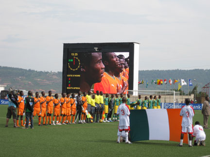 Ivoiriens et Sud-Africains pendant les hymnes au stade régional de Kigali. 

		(Photo : Christophe Jousset/RFI)