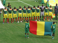 Les Maliens durant les hymnes avant d'affronter le Ghana.(Photo : Christophe Jousset)