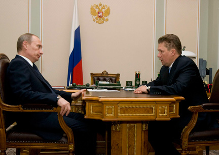 Le Premier ministre russe Vladimir Poutine (g) et le directeur général de Gazprom Alexeï Miller se sont entretenus à Novo-Ogaryovo, le 12 janvier 2008.(Photo : Reuters)