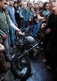 Des Palestiniens réunis autour d'une des deux motos détruites par l'aviation israélienne à Khan Younes, le 27 janvier 2009.(Photo : Reuters)