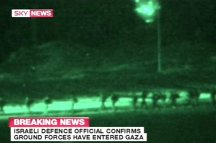 Image télévisée de la chaîne Sky News montrant les troupes israéliennes qui entrent dans Gaza, le 3 janvier 2009.(Photo : AFP)
