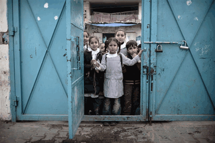 Des enfants dans l'attente de l'ouverture de l'école, le 24 janvier 2009.(Photo : AFP)