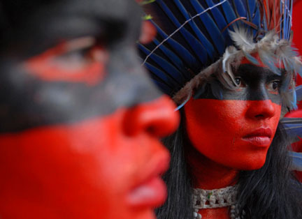 C'est en habits d'apparat que les peuples indigènes d'Amazonie assistent au Forum social mondial de Belem au Brésil.(Photo : Reuters)
